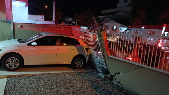 Motorista de aplicativo morre após colidir contra carro e muro em SC