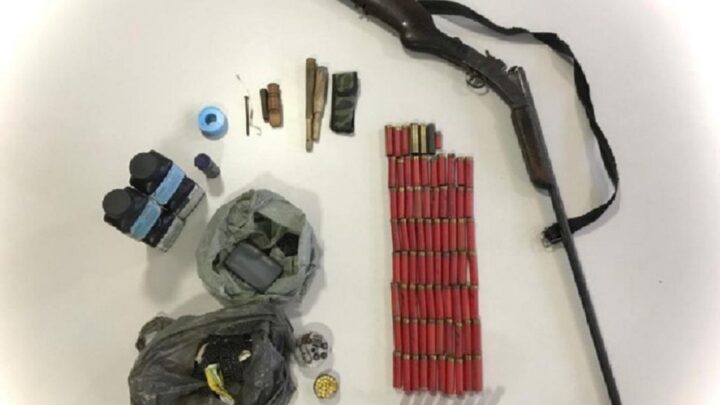 Três crianças são encontradas abandonadas em residência com armas em SC