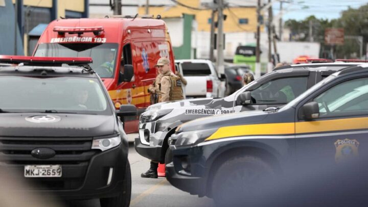 Vídeos: assalto em cooperativa de crédito tem troca de tiros e reféns em SC