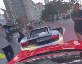 Vídeo: motorista tenta ajudar e acaba batendo em Lamborghini em Balneário Camboriú