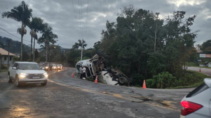 Condutor fica ferido após caminhão tombar na BR-470