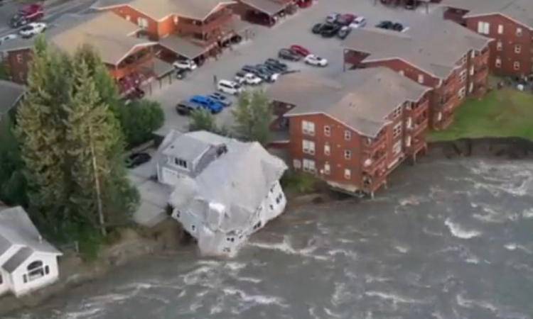 Casa desaba e é levada por rio nos EUA após cheia recorde causada por derretimento de geleira; veja vídeo