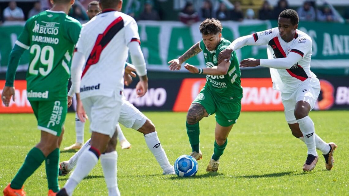 Chapecoense perde pro Atlético-GO na Arena Condá e se afunda no Z4