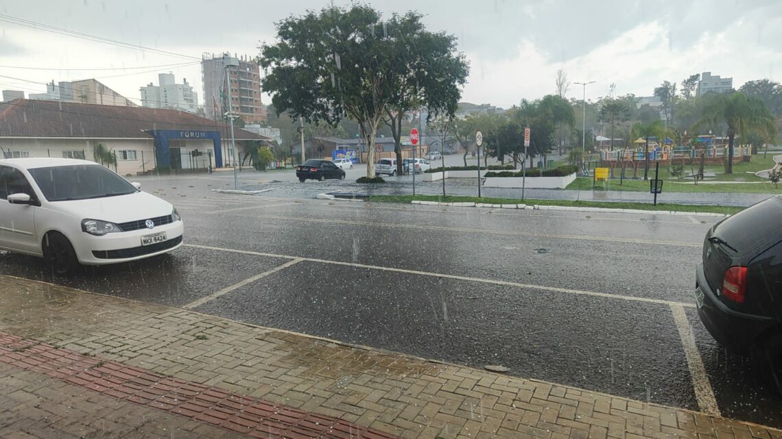 Vídeo: Pinhalzinho registra chuva de granizo