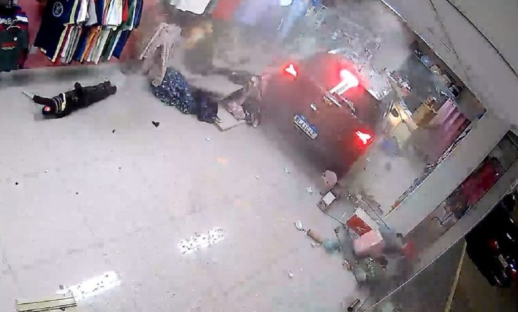 Vídeo: motorista foge após carro invadir loja no Meio-Oeste de SC