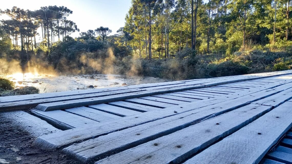 Vídeo: ponte fica congelada após frio intenso na Serra Catarinense