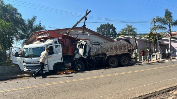 Imagens: acidente entre caminhões deixa uma pessoa ferida no centro de Vargeão