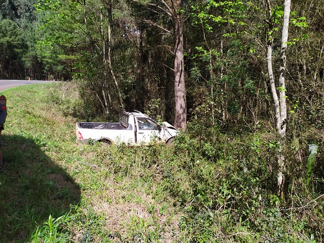 Idoso morre ao sair da pista e colidir veículo em árvore no Oeste