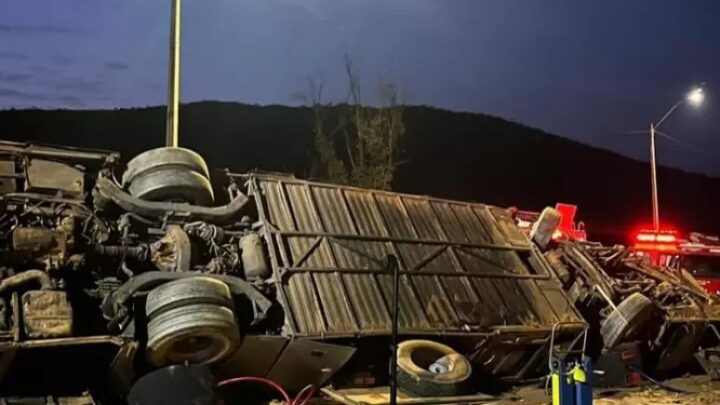 Ônibus com torcedores do Corinthians capota e deixa pelo menos 7 mortos