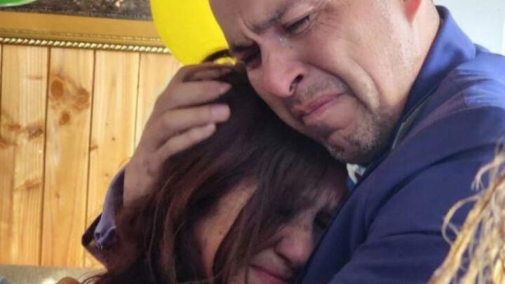 Bebê sequestrado recebe abraço da mãe biológica após 42 anos