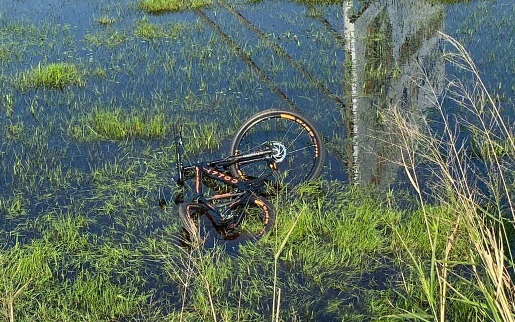Ciclista morre ao ser atropelado e bicicleta vai parar dentro de rio em Sombrio