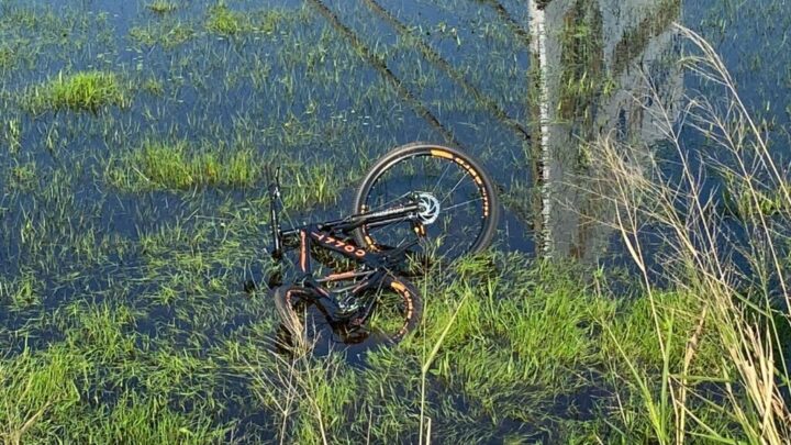 Ciclista morre ao ser atropelado e bicicleta vai parar dentro de rio em Sombrio