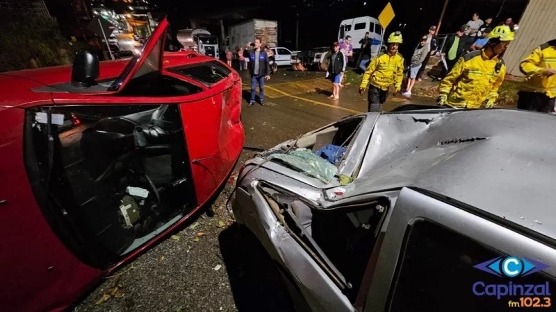 Veículo despenca de garagem e cai em cima de outro carro