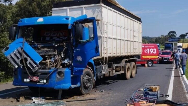 Colisão entre caminhões deixa motorista preso às ferragens