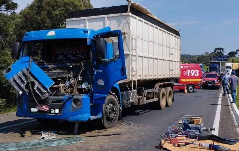 Colisão entre caminhões deixa motorista preso às ferragens