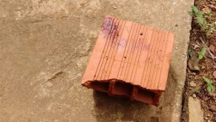 Homem leva tijolada na cabeça após discussão com vizinho