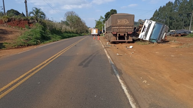 Motoristas ficam feridos em acidente com caminhões no Oeste de SC