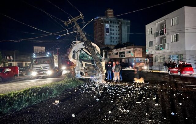 Caminhão colide contra poste e causa apagão em São Miguel do Oeste