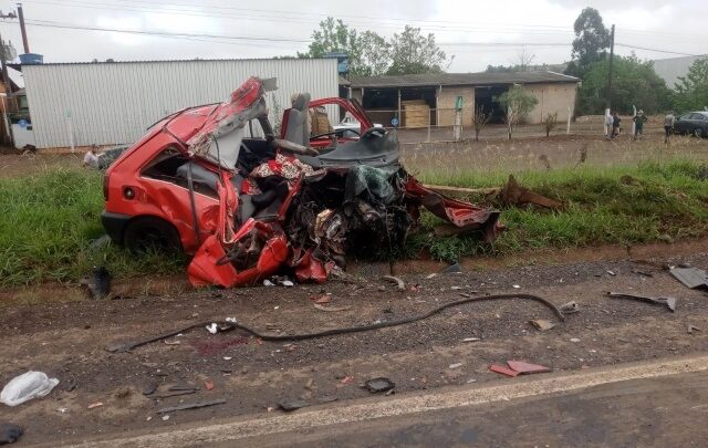 Homem é ejetado de carro após colisão frontal com caminhão na BR-282