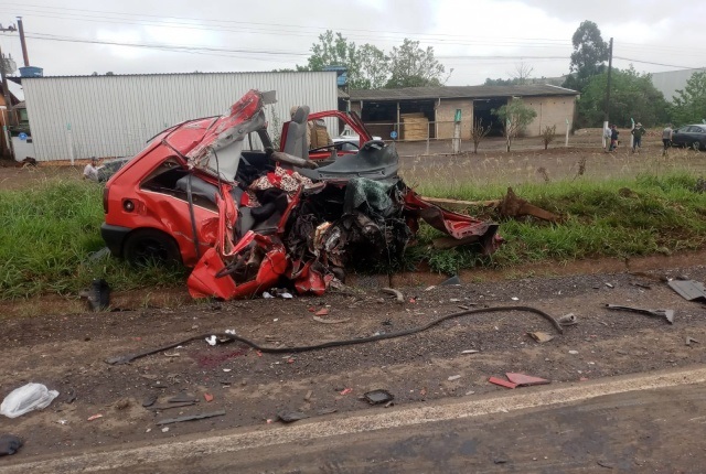 Homem é ejetado de carro após colisão frontal com caminhão na BR-282