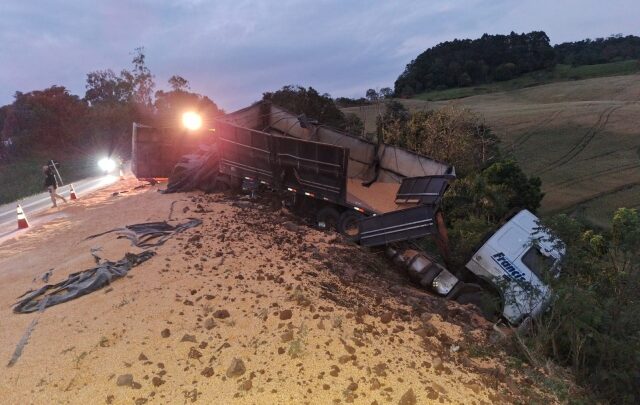 Carreta carregada com milho tomba na BR 163 em São José do Cedro