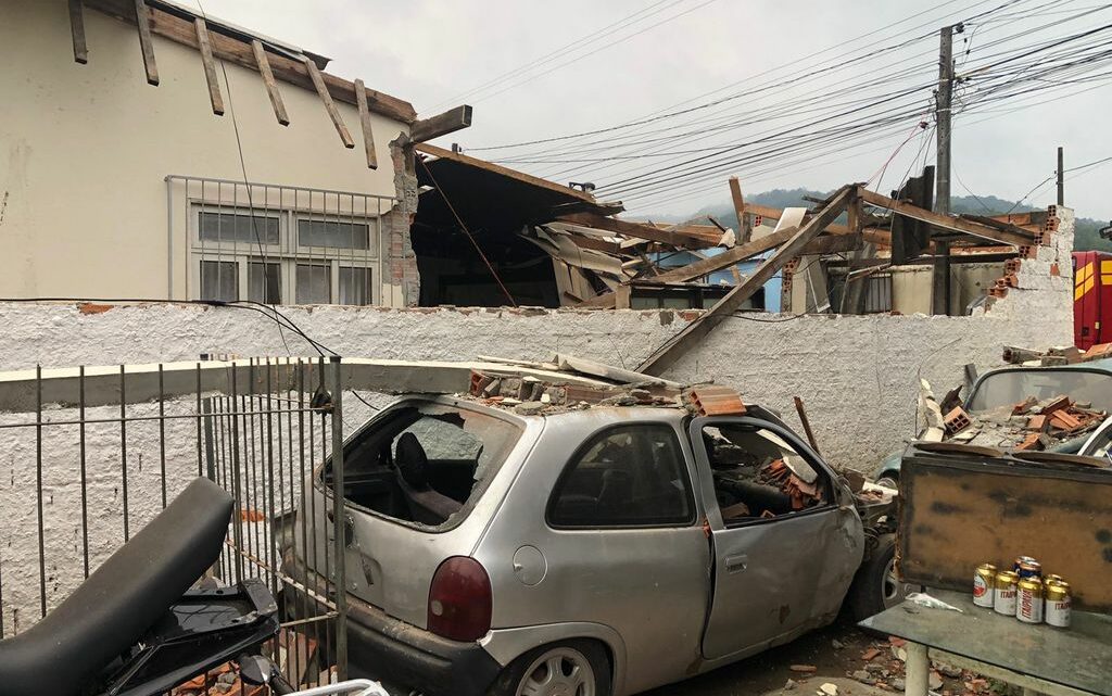 Explosão de gás em residência de SC deixa vítima embaixo de escombros