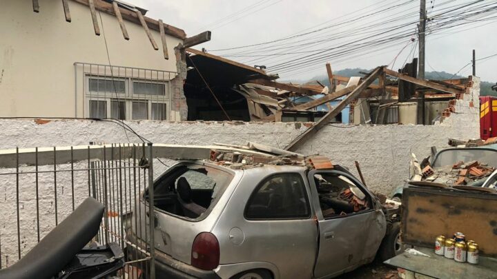 Explosão de gás em residência de SC deixa vítima embaixo de escombros