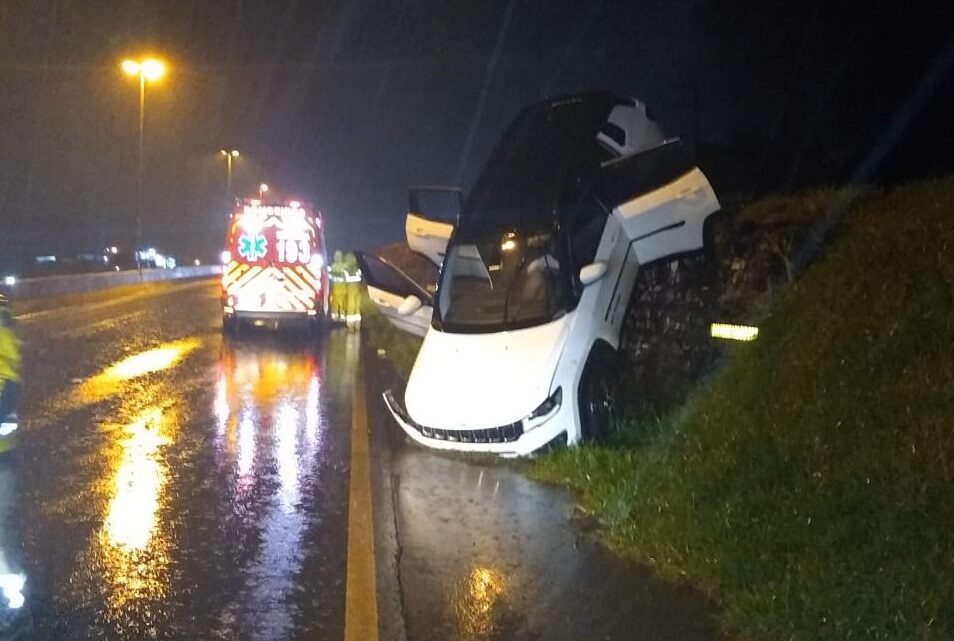 Carro sofre acidente e fica pendurado em barranco na BR-480 em Chapecó