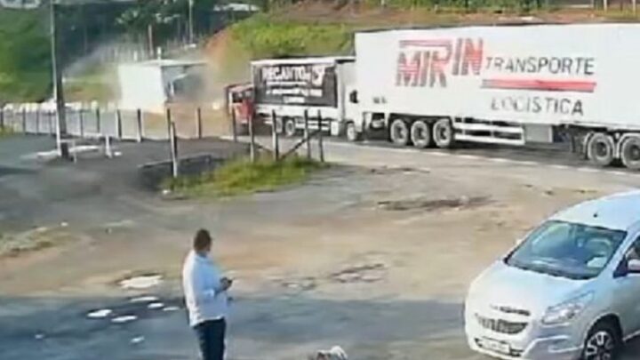 Vídeo: câmera de monitoramento registra engavetamento envolvendo cinco caminhões na BR-470 em SC