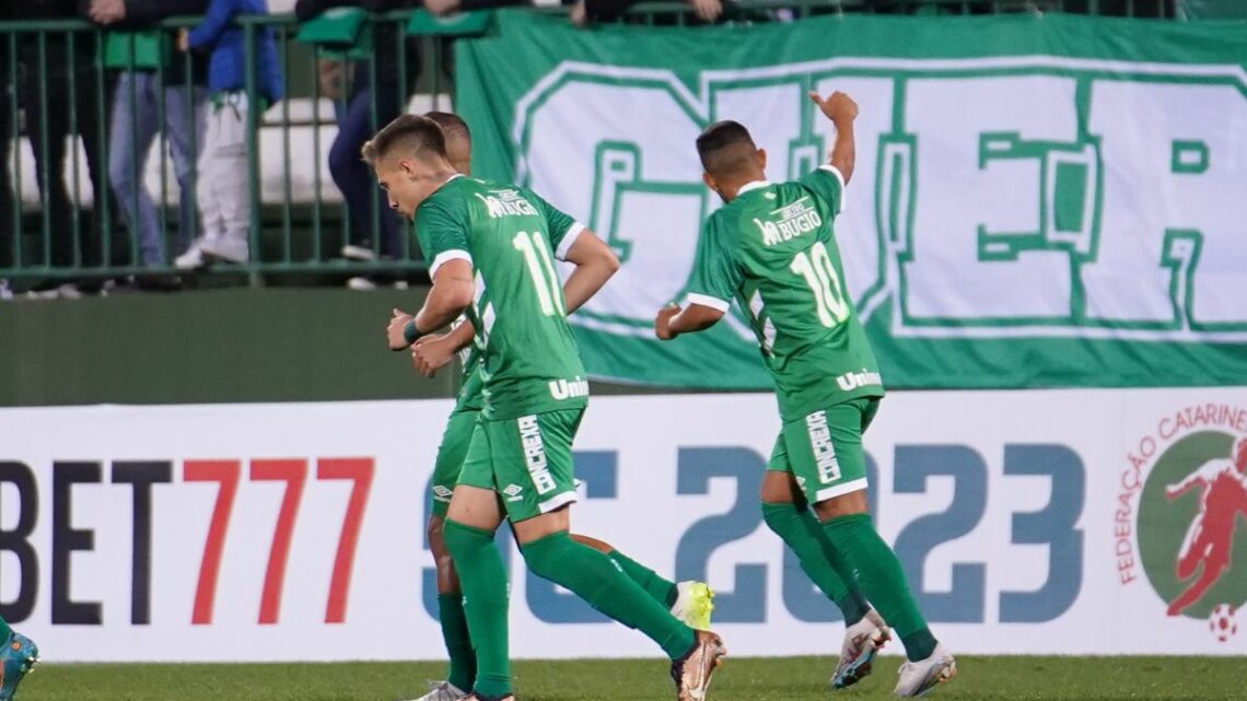 Chapecoense vence Barra e conquista primeira vitória na Copa SC