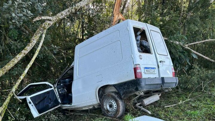 Grave acidente deixa homem morto após carro bater contra árvore na BR-282