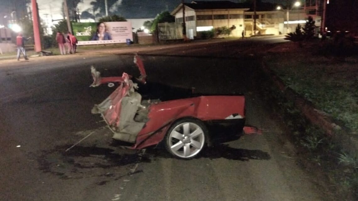 Veículo se parte ao meio após bater em um poste no oeste de SC