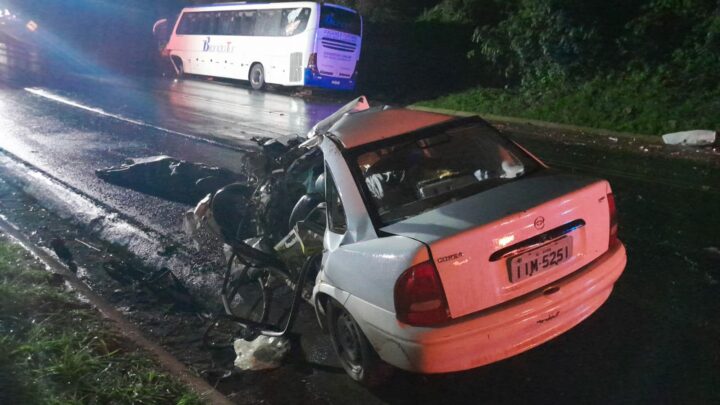 Colisão frontal entre ônibus e veículo deixa uma vítima fatal na BR-282 no oeste