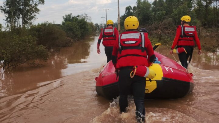 Corpo de Bombeiros de SC presta apoio às cidades atingidas pelas chuvas no RS
