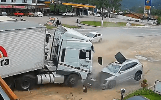 Vídeo: câmera registra grave acidente na BR-470 em SC