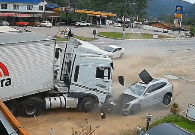 Vídeo: câmera registra grave acidente na BR-470 em SC