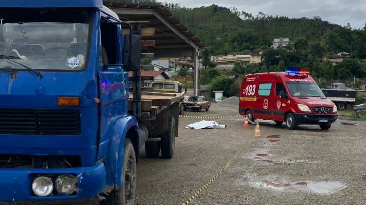 Mecânico morre atropelado por caminhão durante manutenção do veículo em SC