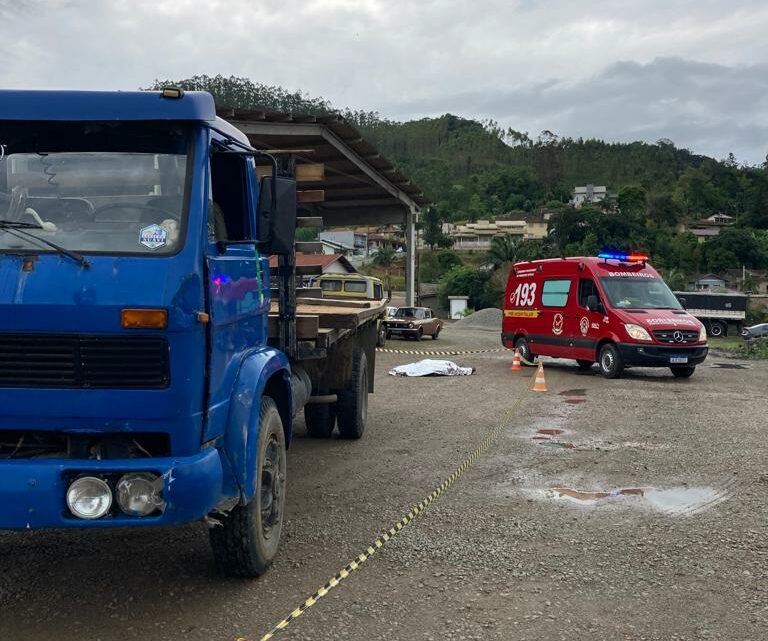 Mecânico morre atropelado por caminhão durante manutenção do veículo em SC