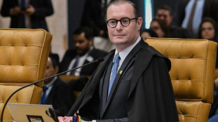 Ministro Zanin arquiva ações contra Bolsonaro por omissão na compra de vacinas contra covid-19