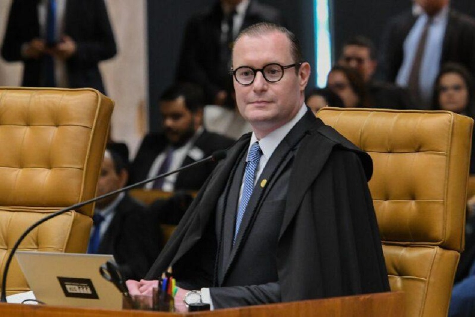 Ministro Zanin arquiva ações contra Bolsonaro por omissão na compra de vacinas contra covid-19