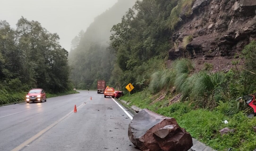 Pedra se solta de barranco e despenca em carro na BR-470