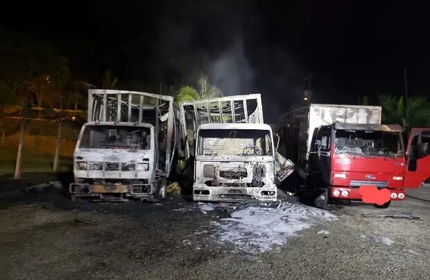 Três caminhões pegam fogo em pátio de empresa de Criciúma