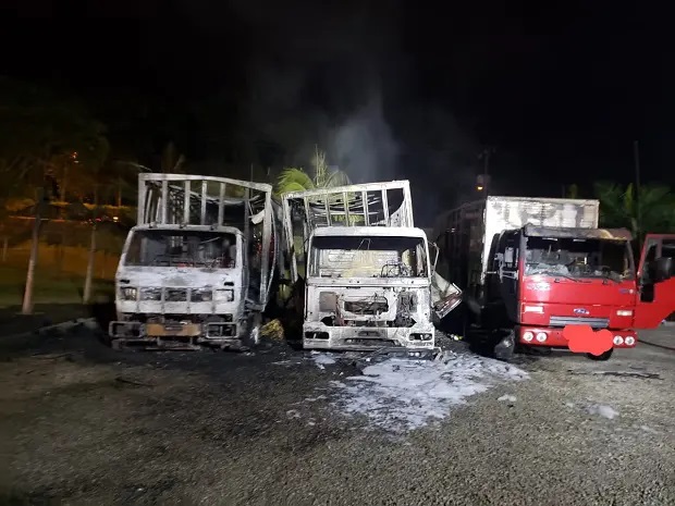 Três caminhões pegam fogo em pátio de empresa de Criciúma