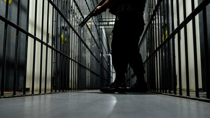 Troca de nudes entre detentos em SC revela aparelhos escondidos em parede