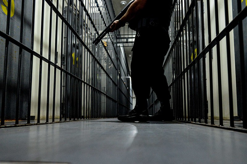 Troca de nudes entre detentos em SC revela aparelhos escondidos em parede