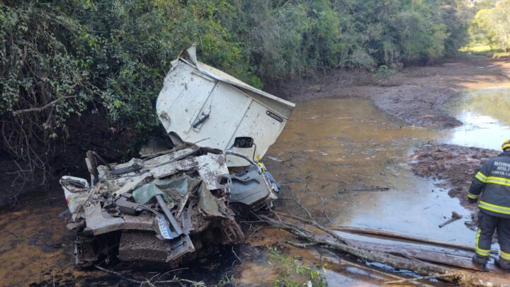 Caminhão cai em lago e motorista sobrevive no meio oeste