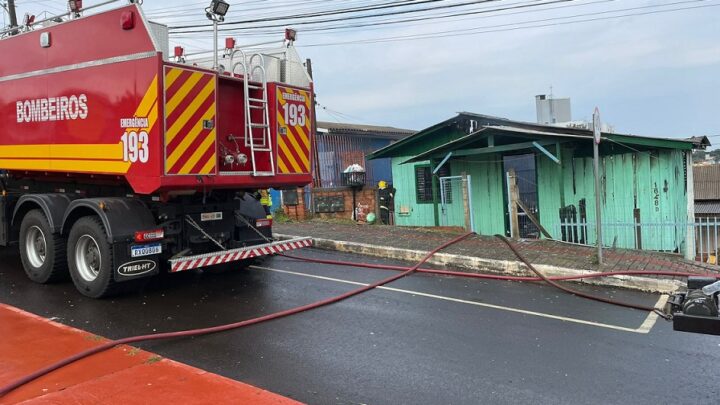 Casa de madeira pega fogo no bairro Universitário em Chapecó