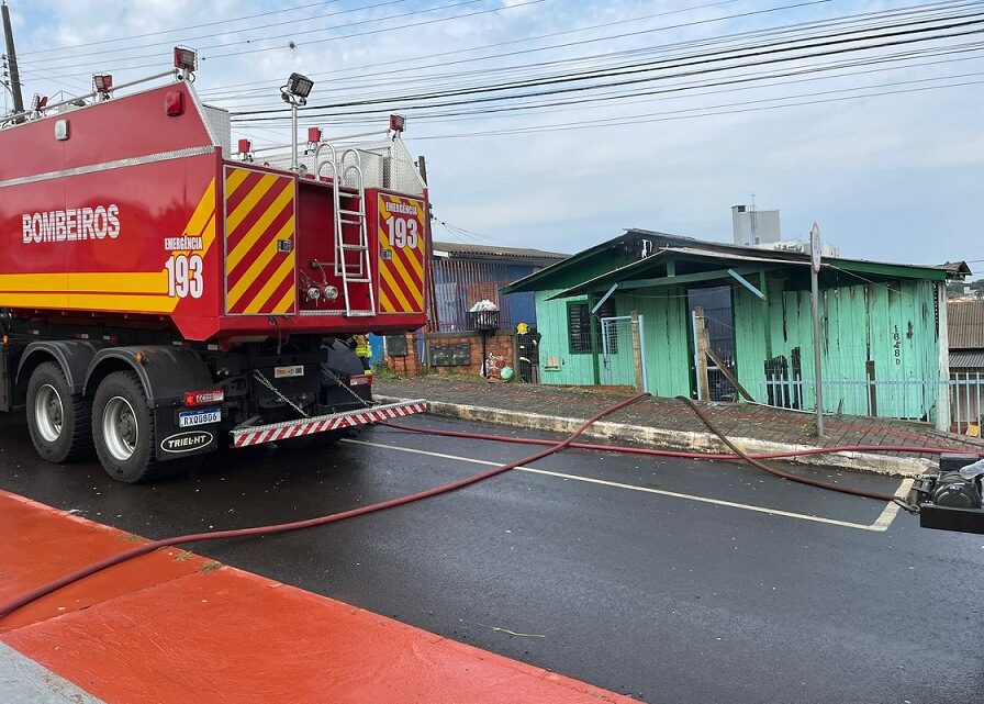 Casa de madeira pega fogo no bairro Universitário em Chapecó