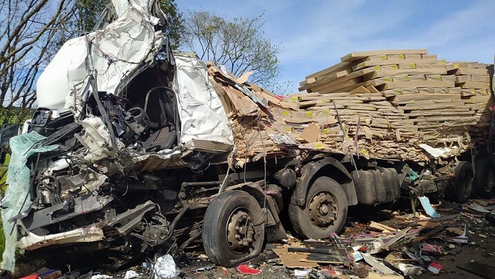 Colisão frontal entre caminhões faz vítimas fatais na BR 116 em SC
