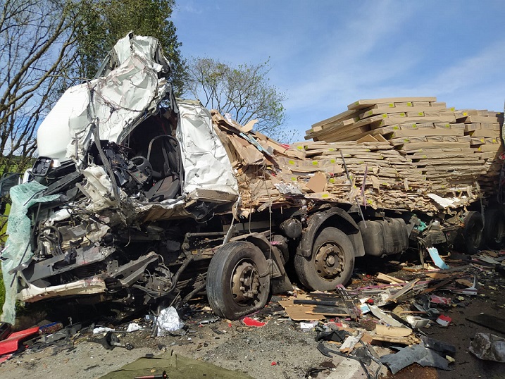Colisão frontal entre caminhões faz vítimas fatais na BR 116 em SC